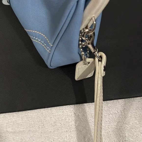 Coach Blue and White kiss lock Women's wristlet - Picture 6 of 15